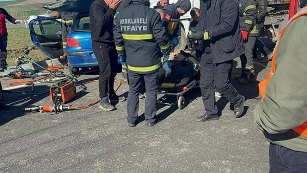 Edirne'de hafriyat kamyonu ile araç çarpıştı: Baba oğul yaralı!